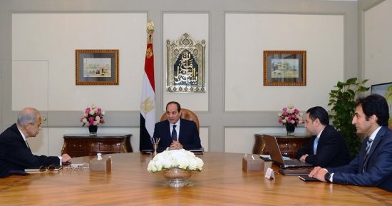 الرئيس السيسي يطالب الحكومة بسرعة حل أزمة شركات قطاع الأعمال المتعثرة