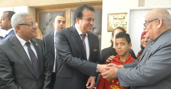 وزير التعليم العالى يفتتح أعمال معرض إنتاج الورش الفنية بجامعة المنيا