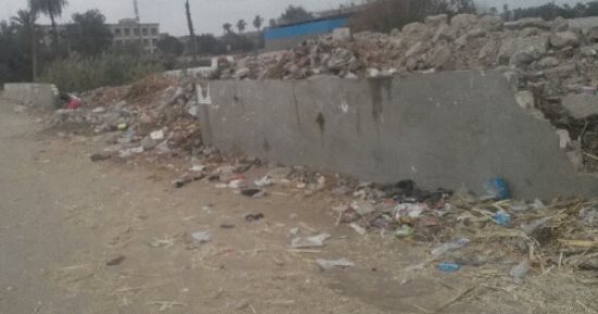 مخلفات داخل سور موازى لمدرسة بالإسكندرية.. مهدد بالسقوط ويهدد حياة الطلاب