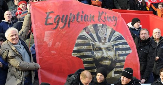 صور.. جماهير ليفربول تؤازر محمد صلاح فى مدرجات أنفيلد بلافتة "الملك المصرى"