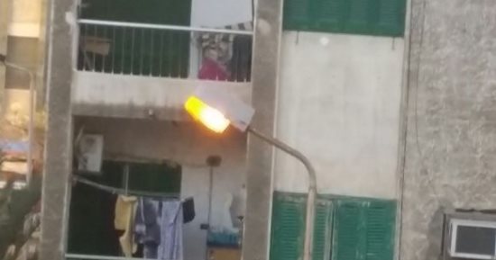 قارئ يرصد إنارة عواميد الكهرباء نهاراً فى سموحة بالإسكندرية