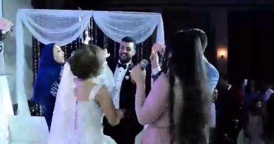 فيديو.. "يا سيد العرسان ادلع".. أشقاء يحتفلون بزواج شقيقتهم بأغنية خصوصى