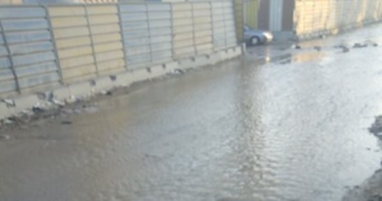 صور.. انفجار ماسورة مياه يغرق شارع جسر السويس فى اتجاه الألف مسكن
