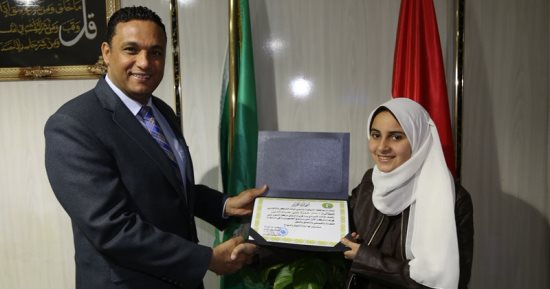 سكرتير عام المنوفية يكرم الطالبة الأولى على الوطن العربى فى التحدث بالفصحى