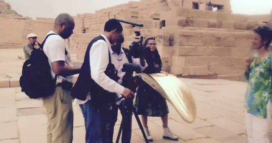 صور..وفد تليفزيون أمريكى يصور فيلما وثائقيا عن إمبراطوريات الفراعنة بأسوان