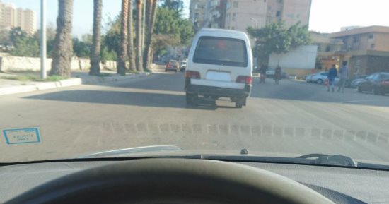 قارئ يرصد سيارة ميكروباص بدون أرقام أمام جامعة فاروس بالإسكندرية