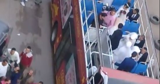 فيديو.. حفل زفاف جماعى لـ20 عريسا وعروسة فى الطوابق بفيصل