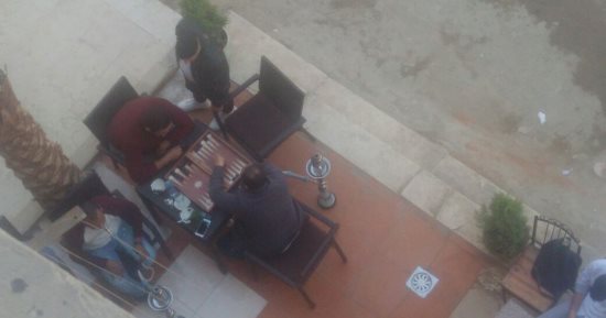 صور.. شكاوى من احتلال مقهى لمدخل عقار بالمقطم.. والسكان يطالبون بإغلاقها