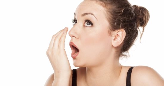 أشياء تسبب رائحة النفس الكريهة وطرق التخلص منها