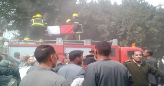 أهالى قرية جريس بأبوقرقاص فى المنيا يشيعون جثمان الشهيد محمود عبدالرازق