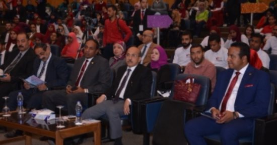 صور.. رئيس جامعة أسيوط: حريصون على تثقيف الشباب سياسيا للتصدى للأفكار الهدامة