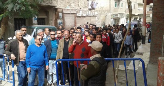 صور.. مسيرة لطلاب مدرسة فى بنى سويف لتقديم العزاء فى وفاة زميلهم بمطرانية ببا
