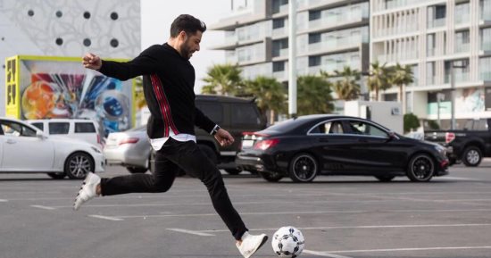 فيديو.. حماقى يسدد الكرة على فتحى عبد الوهاب خلال قيادته السيارة