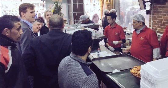 السفير البريطانى بالقاهرة يتناول الشاورما بمطعم مصرى من يد أحد متحدى الإعاقة