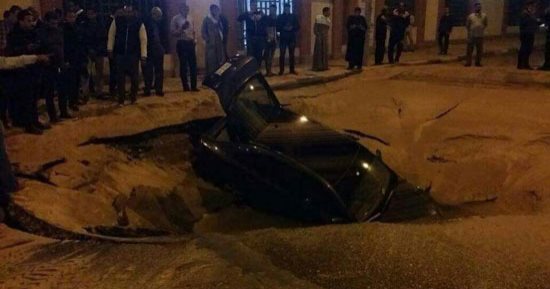 هبوط أرضى بطريق القاهرة الفيوم قرب مدخل البوابة الأولى لحدائق الأهرام