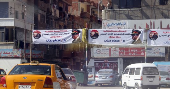 حملة مواطن بالإسماعيلية تبدأ دعاية الرئيس السيسي بمئات اللافتات (صور)