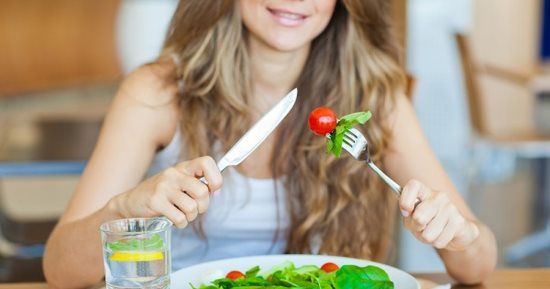 استخدم الطب البديل لعلاج الامساك وتناول المكسرات والفاصوليا