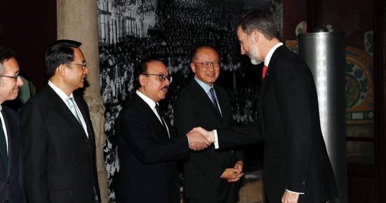 الملك فيليب يلتقى وزير الاتصالات المصرى خلال استقبال المشاركين بمعرض MWC