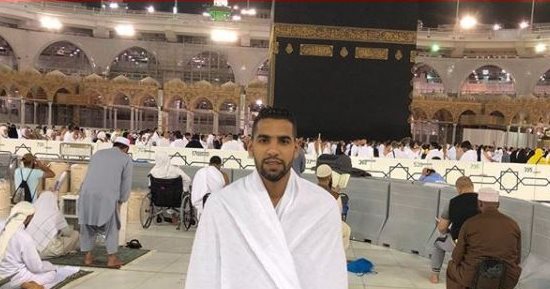 مؤمن زكريا يؤدى مناسك العمرة