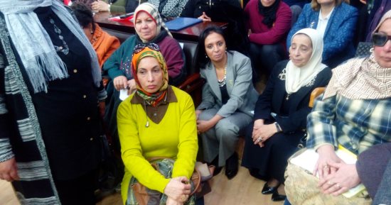 رئيسة "القومى للمرأة" تجلس على الأرض بمؤتمر "صوتك مصر بكرة" بالدقهلية