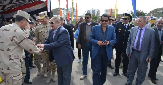 فيديو وصور .. محافظ الإسماعيلية يتفقد عرض إصطفاف آلات ومعدات التعامل مع الأزمات