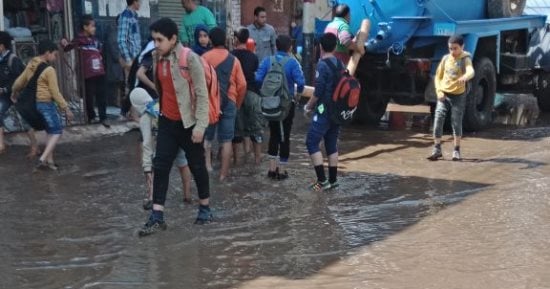 صور.. اضبط مخالفة.. كفر بتبس بالمنوفية تغرق فى المياه بعد انفجار الخط البحارى