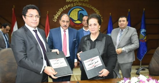 صور.. محافظ البحيرة توقع أول عقد لبيع 2500 فدان بـ105 ملايين جنيه