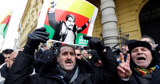 تظاهر مؤيدو زعيم حزب الاتحاد الديمقراطى أمام المحكمة