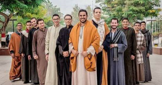 طلاب هندسة أسيوط يحتفلون بتخرجهم بـ"الجلاليب" تحت شعار "شكرا لاهالينا"