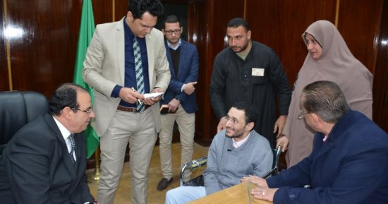 محافظ الدقهلية يستجيب لاحتياجات أسرة شاب أصيب بمرض فى الأعصاب أقعده عن العمل