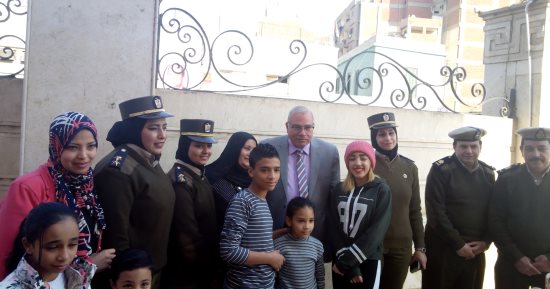 صور.. مدير أمن القليوبية يكرم أسر شهداء الشرطة