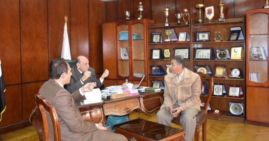نائب رئيس جامعة السادات يجتمع بمدير  المدن لتطبيق معاير الجودة فى التعذية