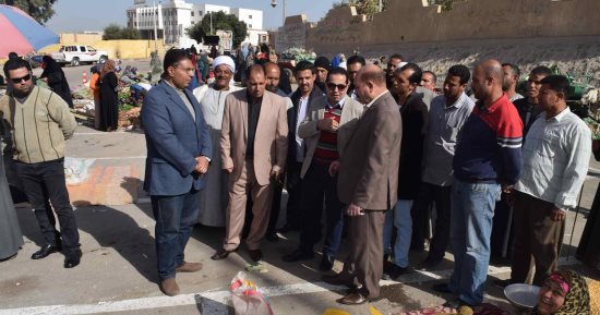صور .. نقل سوق أبو فليو الأسبوعى بالمنيا أمام المرور القديم