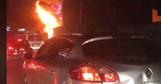 صور.. زحام مرورى نتيجة انقلاب سيارة نقل واشتعالها أعلى "دائرى المعادى" 