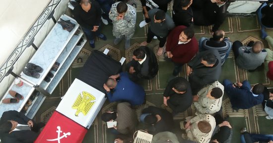 صور.. تجمع أهالى كفر الزيات انتظارا لتشييع جثمان الشهيد محمد لاشين