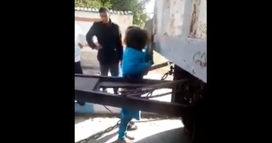 بعد تعدى سيدتين عليه بالسكاكين و بتر يده.. المجنى عليه: "عاوز حقى"