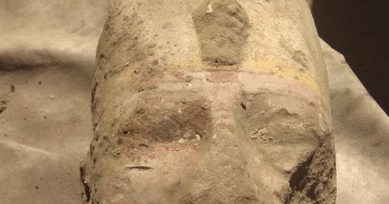 وزارة الآثار  تعلن الكشف عن أجزاء من تمثال للملك رمسيس الثانى بأسوان