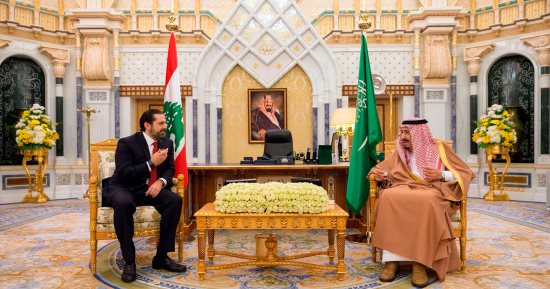 صور.. العاهل السعودى يستقبل رئيس وزراء لبنان فى مكتبه بالرياض