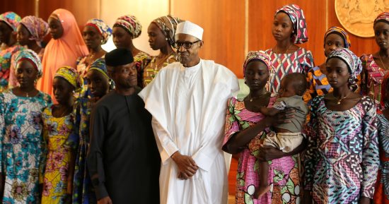 صور.. رئيس نيجيريا يستقبل عددًا من الفتيات المطلق سراحهن من قبل بوكوحرام