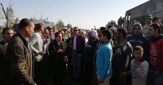 نادية عبده تستمع لأقوال المواطنين بموقع حادث قطارى البحيرة وتوجه برفع حالة الطوارئ (صور)