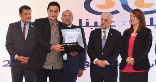تكريم الشاعر نادر عبد الله لمشاركته فى حملة "عينيك فى عنينا"