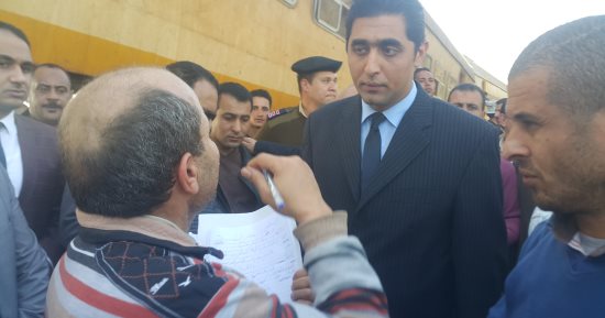صور.. فريق من النيابة العامة لمعاينة حادث قطارى البحيرة