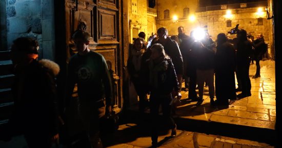 صور..كنيسة القيامة بالقدس تستقبل الحجاج بعد فتح أبوابها وإلغاء إجراءات الاحتلال