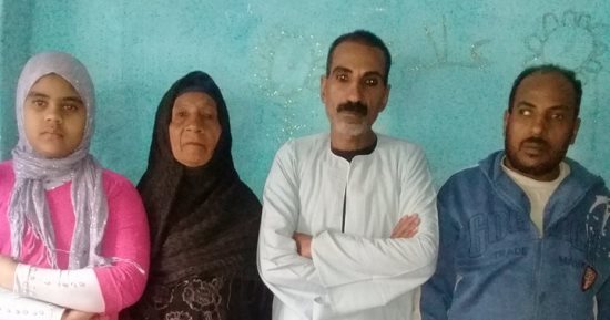 صور.. 15 شخصا يعيشون فى غرفتين على الأرض بالتناوب ويبحثون عن علاج ومأوى بسوهاج