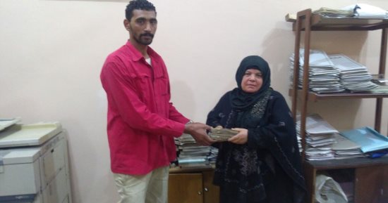 مباحث الجمالية تنجح فى إعادة 50 ألف جنيه لربة منزل عقب تركها بالتاكسى