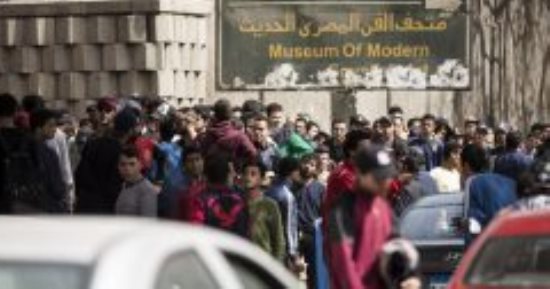 صور.. إقبال كثيف لشراء تذاكر أمم أفريقيا للطائرة بالأهلى