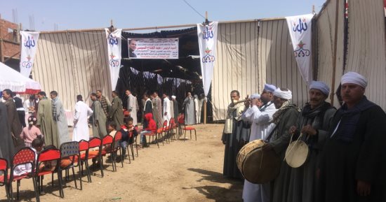 صور.. بالطبل البلدى والمزمار توافد أهالى منفلوط على مؤتمر دعم السيسى