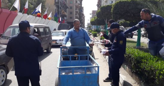 صور..  ضباط ببورسعيد يوزعون الورود احتفالا باليوم العالمى للحماية المدنية