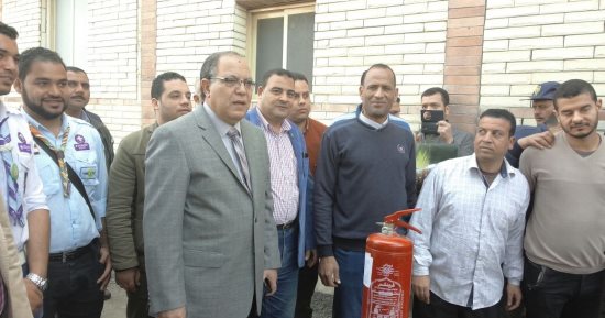 صور.. مدير الأمن يحتفل باليوم العالمى للحماية المدنية بين الطلاب