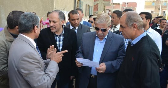 محافظ الإسماعيلية يتفقد الحملة القومية لمكافحة فيروس سى بالتل الكبير